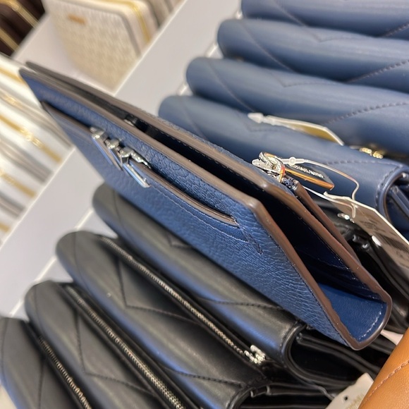 Michael Kors Reed Large Bifold Pebbled Leather Snap Wallet Card Case 
Navy 
NWT - Picture 3 of 16